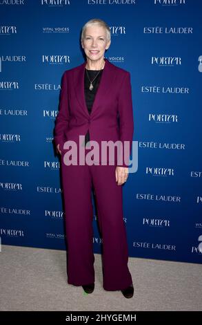 Annie Lennox arriva al terzo annuale Incredible Women Gala di Porter con il presidente di Universal Pictures, Donna Langley in associazione con Estee Lauder e in onore di Vital Voices tenutosi all'Ebell di Los Angeles il 9 ottobre 2018 a Los Angeles, CA. Foto Stock