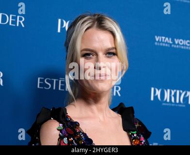 Alice Eve arriva al terzo annuale Incredible Women Gala di Porter con il presidente della Universal Pictures, Donna Langley in associazione con Estee Lauder e in onore delle voci vitali tenutosi all'Ebell di Los Angeles il 9 ottobre 2018 a Los Angeles, CA. Foto Stock