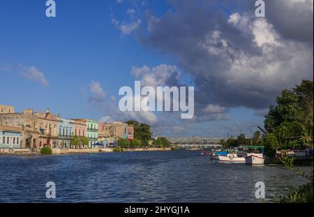 Splendida vista sul fiume San Juan e sul lungomare Narvaez, Matanzas, Cuba Foto Stock