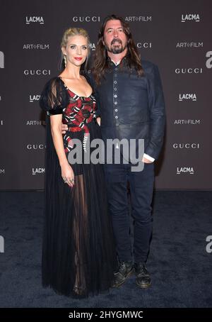 Dave Grohl e Jordyn Blum hanno partecipato al LACMA Alfonso Cuaron al LACMA Art + Film Gala 2018 in onore di Catherine Opie e Guillermo del Toro tenuto a LACMA a Los Angeles, California Foto Stock