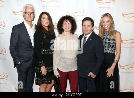 John Slattery, Talia Balsam, Susie Essman, Michael J. Fox & Tracy Pollan a Funny Thing è accaduto sulla strada per Cure Parkinson tenuto all'Hilton New York il 10 novembre 2018 a New York City, NY Foto Stock