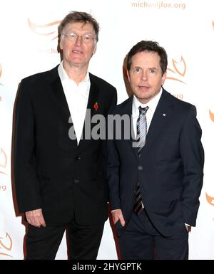 Steve Winwood & Michael J. Fox ad A Funny Thing è accaduto sulla strada per Cure Parkinson tenuto all'Hilton New York il 10 novembre 2018 a New York City, NY Foto Stock