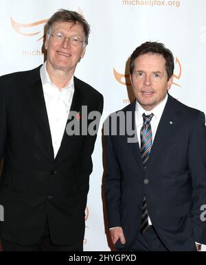 Steve Winwood & Michael J. Fox ad A Funny Thing è accaduto sulla strada per Cure Parkinson tenuto all'Hilton New York il 10 novembre 2018 a New York City, NY Foto Stock