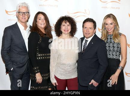 John Slattery, Talia Balsam, Susie Essman, Michael J. Fox & Tracy Pollan a Funny Thing è accaduto sulla strada per Cure Parkinson tenuto all'Hilton New York il 10 novembre 2018 a New York City, NY Foto Stock