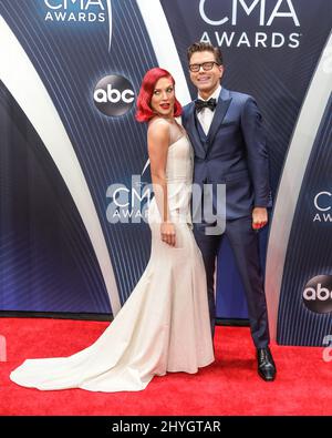 Sharna Burgess e Bobby Bones in occasione dei 52nd Annual Country Music Association Awards, tenuti da Carrie Underwood e Brad Paisley e tenuti alla Bridgestone Arena il 14 novembre 2018, a Nashville, Tennessee. Foto Stock