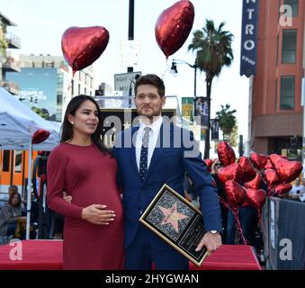 Michael Buble e Super Fan alla cerimonia Hollywood Walk of Fame Star di Michael Buble, tenutasi di fronte al W Hotel il 16 novembre Foto Stock