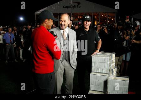 Tiger Woods, Ernie Johnson Jr, Phil Mickelson al Capital One's 'The Match': Tiger Woods VS Phil Mickelson allo Shadow Creek Golf Course a Las Vegas, USA. Foto Stock