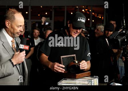 Ernie Johnson Jr, Phil Mickelson al Capital One's 'The Match': Tiger Woods VS Phil Mickelson al campo da golf Shadow Creek a Las Vegas, USA. Foto Stock