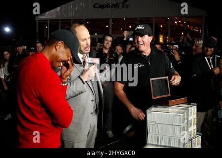 Tiger Woods, Ernie Johnson Jr, Phil Mickelson al Capital One's 'The Match': Tiger Woods VS Phil Mickelson allo Shadow Creek Golf Course a Las Vegas, USA. Foto Stock