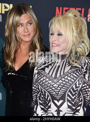 Jennifer Aniston, Dolly Parton che partecipa alla prima mondiale della DUMPLIN' tenutasi ai TCL Chinese 6 Theatres a Los Angeles, California Foto Stock