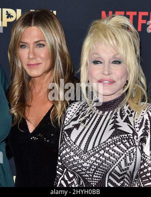 Jennifer Aniston, Dolly Parton che partecipa alla prima mondiale della DUMPLIN' tenutasi ai TCL Chinese 6 Theatres a Los Angeles, California Foto Stock
