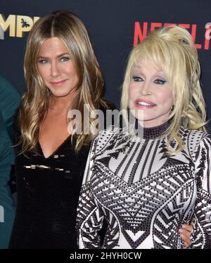 Jennifer Aniston, Dolly Parton che partecipa alla prima mondiale della DUMPLIN' tenutasi ai TCL Chinese 6 Theatres a Los Angeles, California Foto Stock
