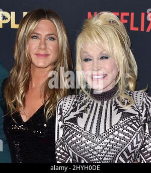 Jennifer Aniston, Dolly Parton che partecipa alla prima mondiale della DUMPLIN' tenutasi ai TCL Chinese 6 Theatres a Los Angeles, California Foto Stock