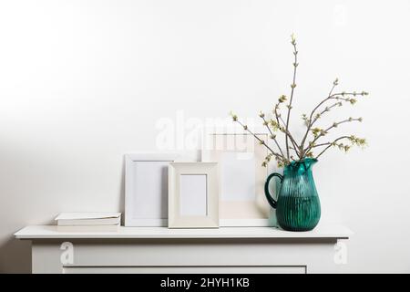 Rami di acero americano in vaso di vetro verde e cornice per foto Foto Stock