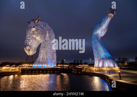 I Kelpies, sculture giganti a testa di cavallo, di notte. Foto Stock