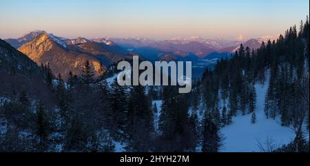 Vista verso Karwendel mt., Mt. Jochberg e Mt. Benediktenwand. Vista dal Monte Herzogstand vicino al lago Walchensee durante l'inverno nelle Alpi bavaresi. E Foto Stock