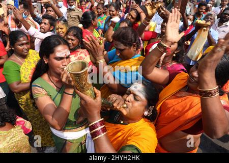 Chennai, Tamil Nadu, India. 15th Mar 2022. I devoti indù soffiano corna e conchiglie durante una processione annuale del festival dell'automobile del tempio a Chennai. (Credit Image: © Sri Loganathan/ZUMA Press Wire) Foto Stock