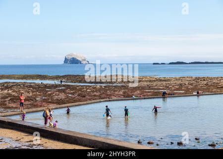 Persone che utilizzano la piscina per bambini di acqua di mare a North Berwick, Scozia. Foto Stock