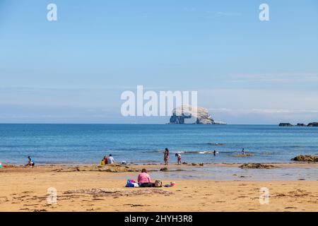 La gente gode del sole estivo a West Beach, North Berwick Foto Stock