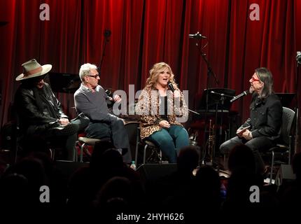 La serie THE DROP presenta: Trisha Yearwood to the Clive Davis Theatre insieme all'iconico produttore musicale Don Was e all'ingegnere al Schmitt, per una discussione intima sulla creazione del nuovo album di Trisha, LET'S BE FRANK, una raccolta delle canzoni preferite dal cantante di Frank Sinatra Foto Stock