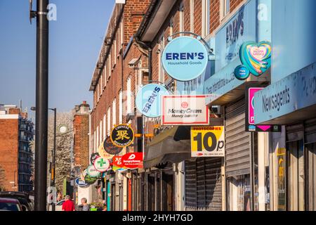 Londra, UK - 19 aprile 2021 - segni dei negozi locali intorno Rotherhithe nel sud-est di Londra Foto Stock