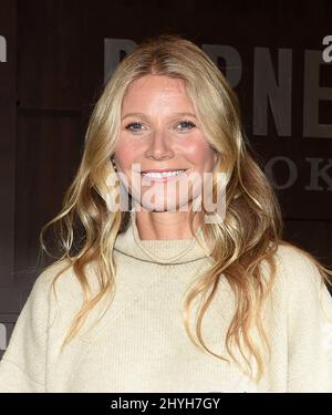 Gwyneth Paltrow firma copie del suo nuovo libro 'The Clean Plate' a Barnes and Noble at the Grove Foto Stock