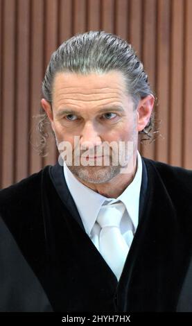 Karlsruhe, Germania. 15th Mar 2022. Constantin Hofmann, presidente del giudice del tribunale locale, apre un processo per l'evasione fiscale per un importo di milioni di euro. La convenuta, ex amministratore delegato di un produttore di spiedini kebab ora insolvente, è stata accusato di aver eluso le tasse in otto casi dal 2017 al 2019, con una perdita totale di milioni di euro. Credit: Uli Deck/dpa/Alamy Live News Foto Stock