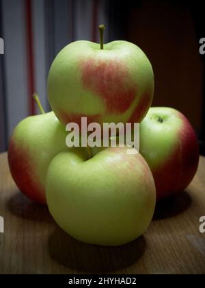 Un mazzo di succose mele rosse, un primo colpo. Frutta matura. Foto Stock