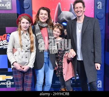 Milla Jovovich, Paul W. S. Anderson, Dashiel Anderson e Ever Anderson arrivano al 'The LEGO Movie 2: The Second Part' World Premiere al Village Theatre Foto Stock