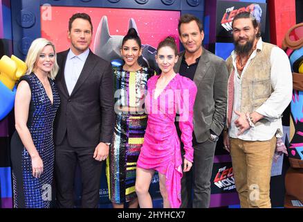 Elizabeth Banks, Chris Pratt, Stephanie Beatriz, Alison Brie, Will Arnet e Jason Momoa arrivano al 'The LEGO Movie 2: The Second Part' World Premiere al Village Theatre Foto Stock