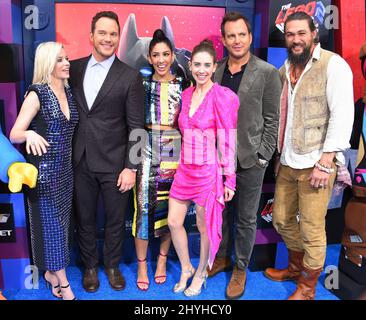 Elizabeth Banks, Chris Pratt, Stephanie Beatriz, Alison Brie, Will Arnet e Jason Momoa arrivano al 'The LEGO Movie 2: The Second Part' World Premiere al Village Theatre Foto Stock