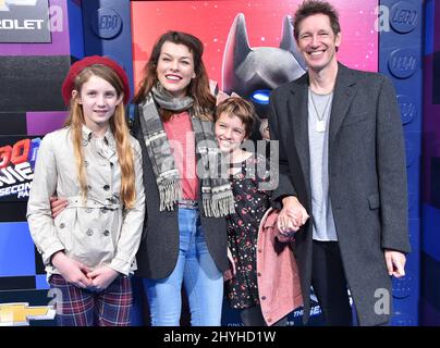 Milla Jovovich, Paul W. S. Anderson, Dashiel Anderson e Ever Anderson arrivano al "The LEGO Movie 2: The Second Part" World Premiere al Village Theatre Foto Stock