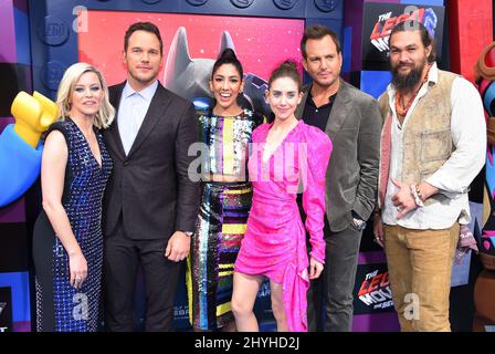 Elizabeth Banks, Chris Pratt, Stephanie Beatriz, Alison Brie, Will Arnet e Jason Momoa arrivano al 'The LEGO Movie 2: The Second Part' World Premiere al Village Theatre Foto Stock