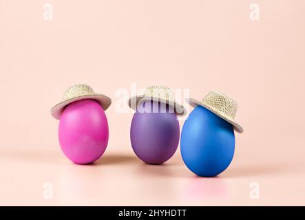 L'idea di consegna a domicilio degli acquisti per Pasqua, su sfondo giallo Foto Stock