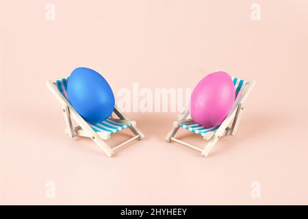 L'idea di consegna a domicilio degli acquisti per Pasqua, su sfondo giallo Foto Stock