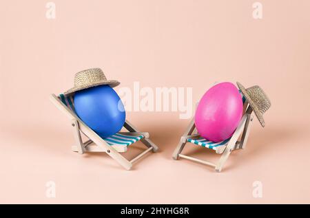 L'idea di consegna a domicilio degli acquisti per Pasqua, su sfondo giallo Foto Stock