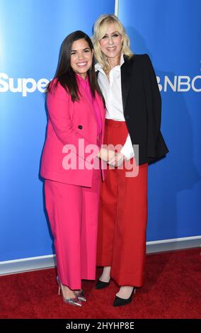 America Ferrera e Judith Light in arrivo all'evento FYC per 'Superstore' che si tiene nel NBC Universal Lot Foto Stock