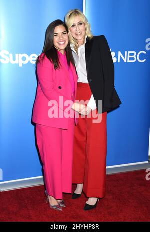 America Ferrera e Judith Light in arrivo all'evento FYC per 'Superstore' che si tiene nel NBC Universal Lot Foto Stock