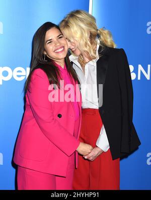 America Ferrera e Judith Light in arrivo all'evento FYC per 'Superstore' che si tiene nel NBC Universal Lot Foto Stock