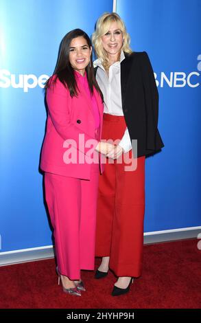 America Ferrera e Judith Light in arrivo all'evento FYC per 'Superstore' che si tiene nel NBC Universal Lot Foto Stock