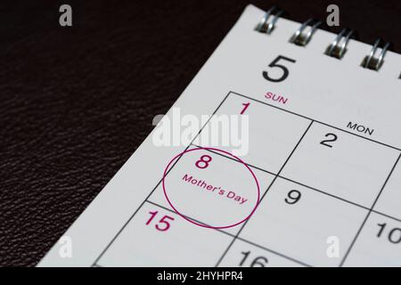 Calendario di maggio su sfondo scuro con cerchio di date per la Festa della mamma felice. Concetto di celebrazione. Foto Stock