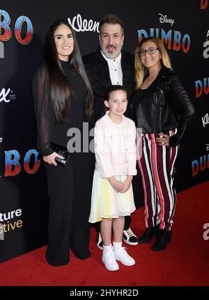 Joey Fatone, Izabel Araujo, Briahna Fatone e Kloey Fatone arriveranno per la prima di 'Dumbo' di Disney che si è tenuta al Teatro El Capitan il 11 marzo 2019 a Hollywood, Los Angeles. Foto Stock