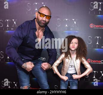 Dave Bautista e Chloe Coleman alla presentazione di STXfilms "lo stato dell'industria: Passato, presente e futuro" tenutasi al Caesars Palace il 2 aprile 2019 a Las Vegas, NV. Foto Stock