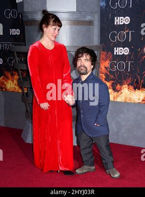 Peter Dinklage e la moglie Erica Schmidt hanno partecipato alla prima mondiale della stagione finale del "Trono di Spade" tenutasi a radio City Music Hall il 3 aprile 2019 a New York City. Foto Stock