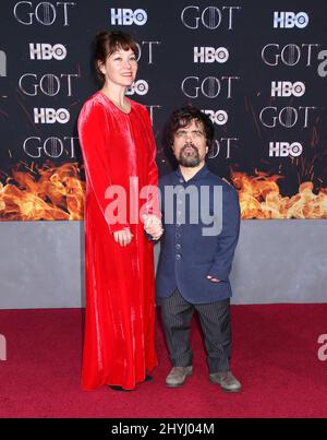 Peter Dinklage e la moglie Erica Schmidt hanno partecipato alla prima mondiale della stagione finale del "Trono di Spade" tenutasi a radio City Music Hall il 3 aprile 2019 a New York City. Foto Stock