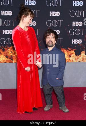 Peter Dinklage e la moglie Erica Schmidt hanno partecipato alla prima mondiale della stagione finale del "Trono di Spade" tenutasi a radio City Music Hall il 3 aprile 2019 a New York City. Foto Stock