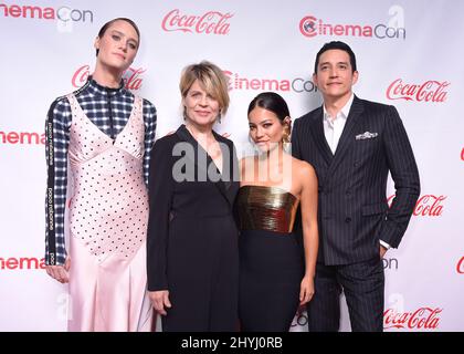 Mackenzie Davis, Linda Hamilton, Natalia Reyes e Gabriel Luna arrivano al Big Screen Achievement Awards durante il CinemaCon 2019 che si tiene al Caesars Palace Foto Stock