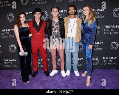 Mary Mouser, Tanner Buchanan, Jacob Bertrand, Xolo Mariduena e Peyton List frequentando la stagione due prima di Cobra Kai, a Los Angeles, California Foto Stock