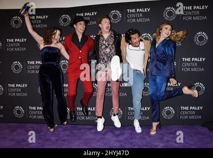 Mary Mouser, Tanner Buchanan, Jacob Bertrand, Xolo Mariduena e Peyton List frequentando la stagione due prima di Cobra Kai, a Los Angeles, California Foto Stock