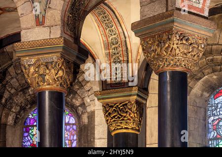 Maastricht, Liebfrauenbasilika, Basiliek van Onze-lieve-Vrouw-Tenhemelopneming, Chorraum, Romanische Kapitelle Foto Stock